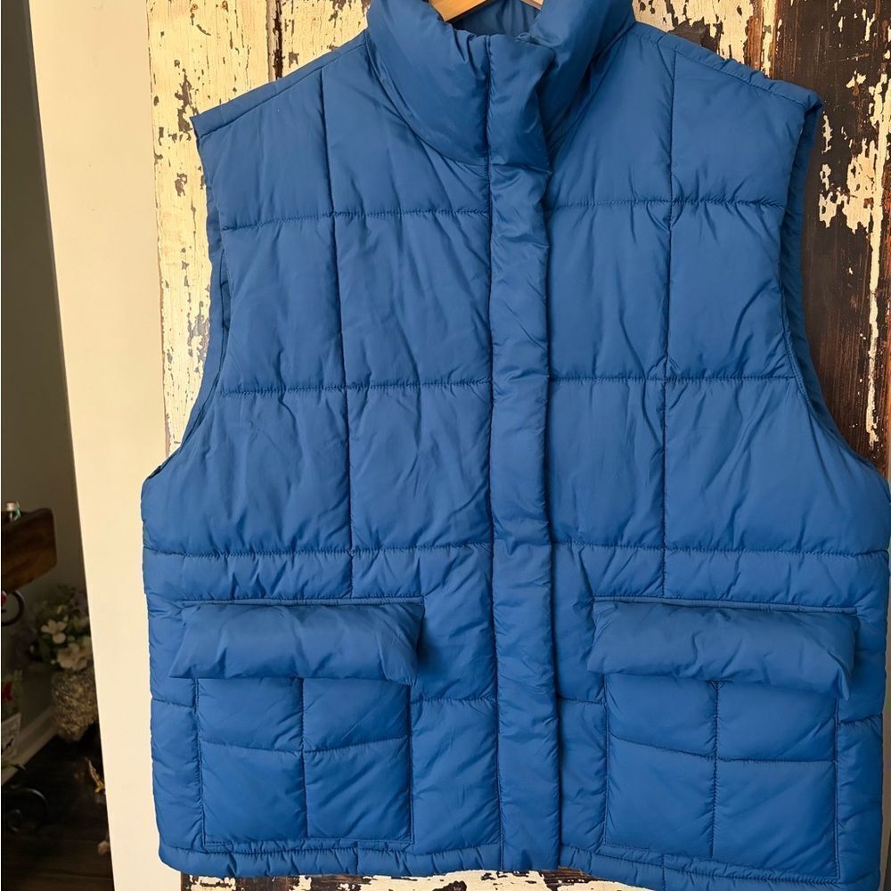 Beyond Yoga Deep Blue Quilted oversized puffer Vest. Women’s L. Cozy